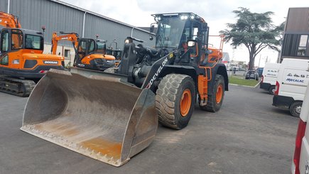 Chargeuse sur pneus Develon DL320-7 - 1